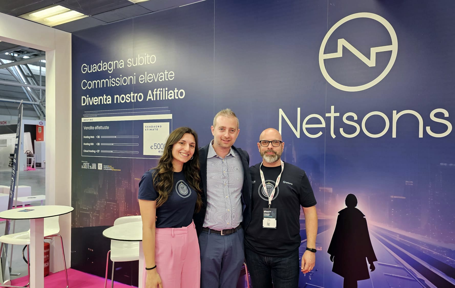 Il team Mediaplus insieme a Netsons durante un evento di settore