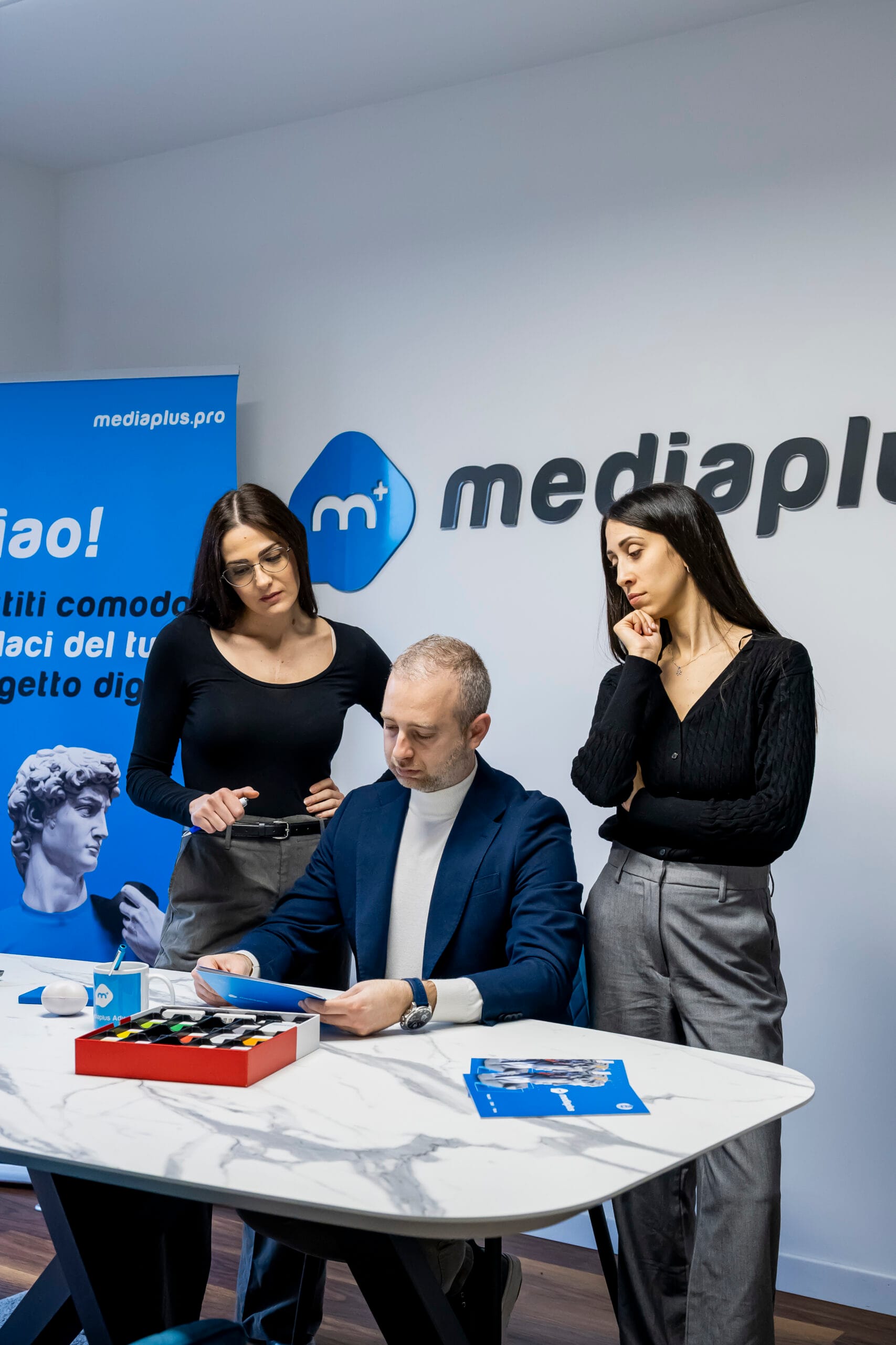 Il team Mediaplus nella sede dell’agenzia