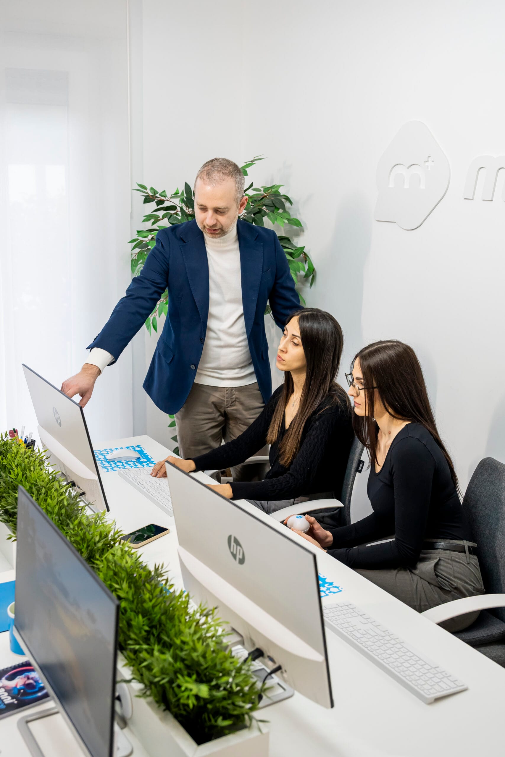 Il team Mediaplus nella sede dell’agenzia